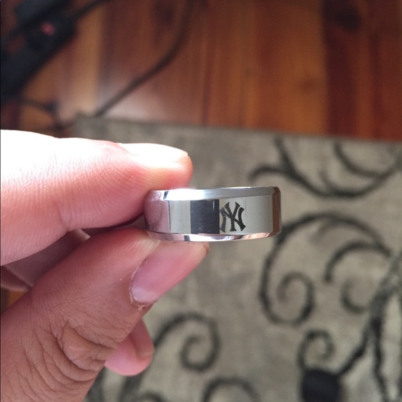 Silver New York Yankees Ring - Picture 3 of 5